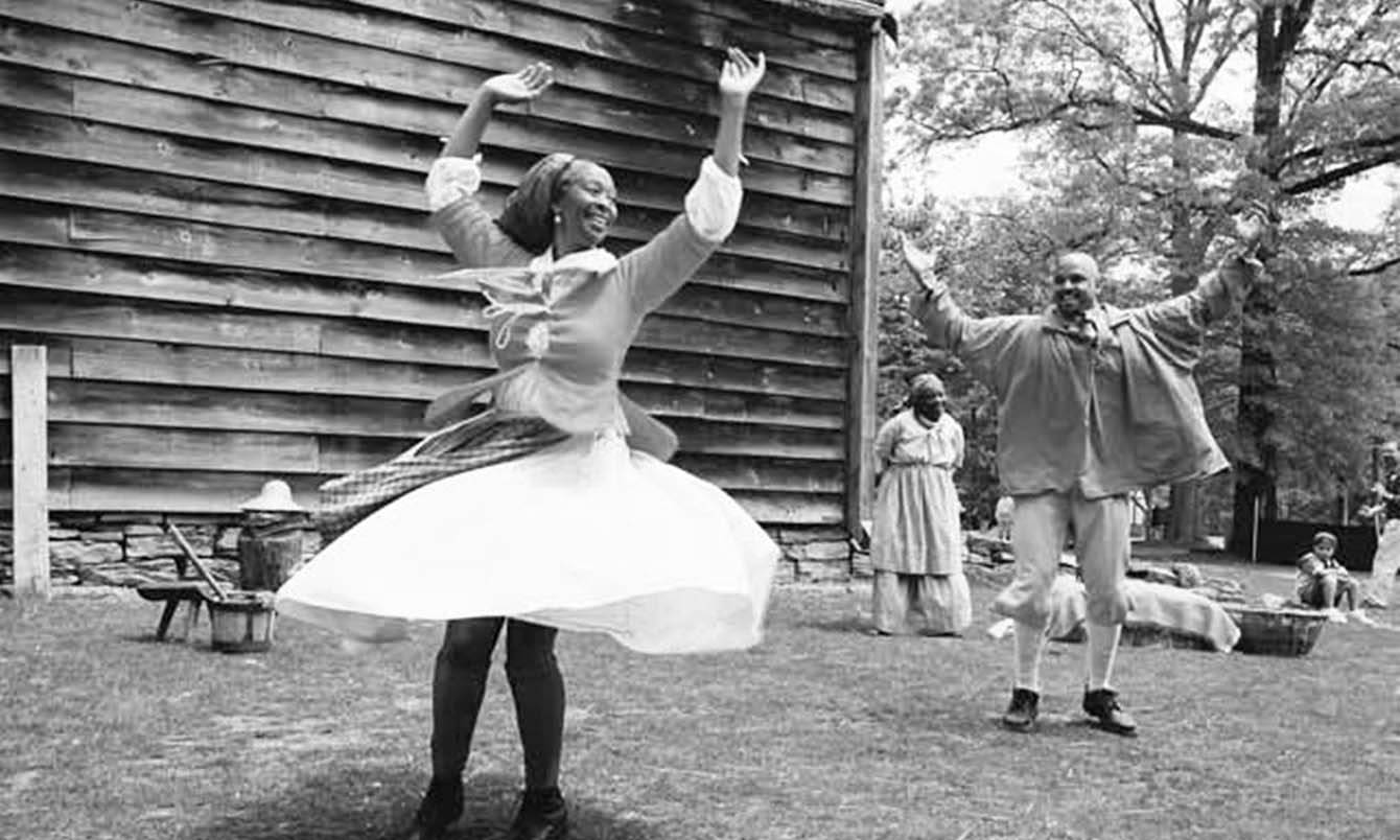 A performer dancing at Pinkster